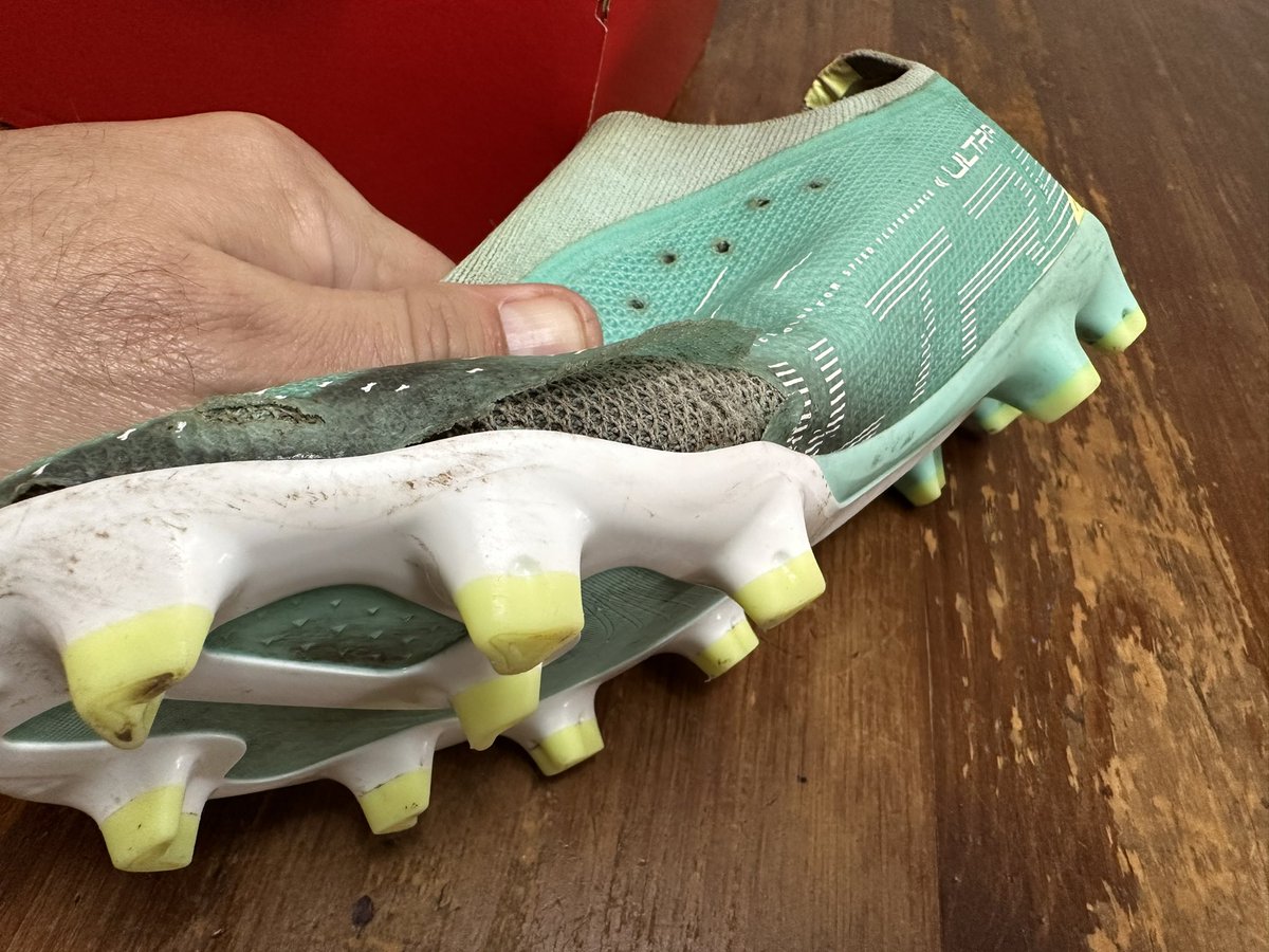 Desver_'s tweet photo. Hola @PUMAArgentina mirá cómo quedan unos botines comprados el 23/6 y Llevados para cambio el 12/7 pero ya estaban rotos el 10. O sea que 17 días más o menos de uso. 
4 prácticas y 3 partidos. El tema no es que se rompan sino que NO QUIEREN CAMBIARLOS. Te parece @PUMAArgentina ? https://t.co/lq710nDWOQ