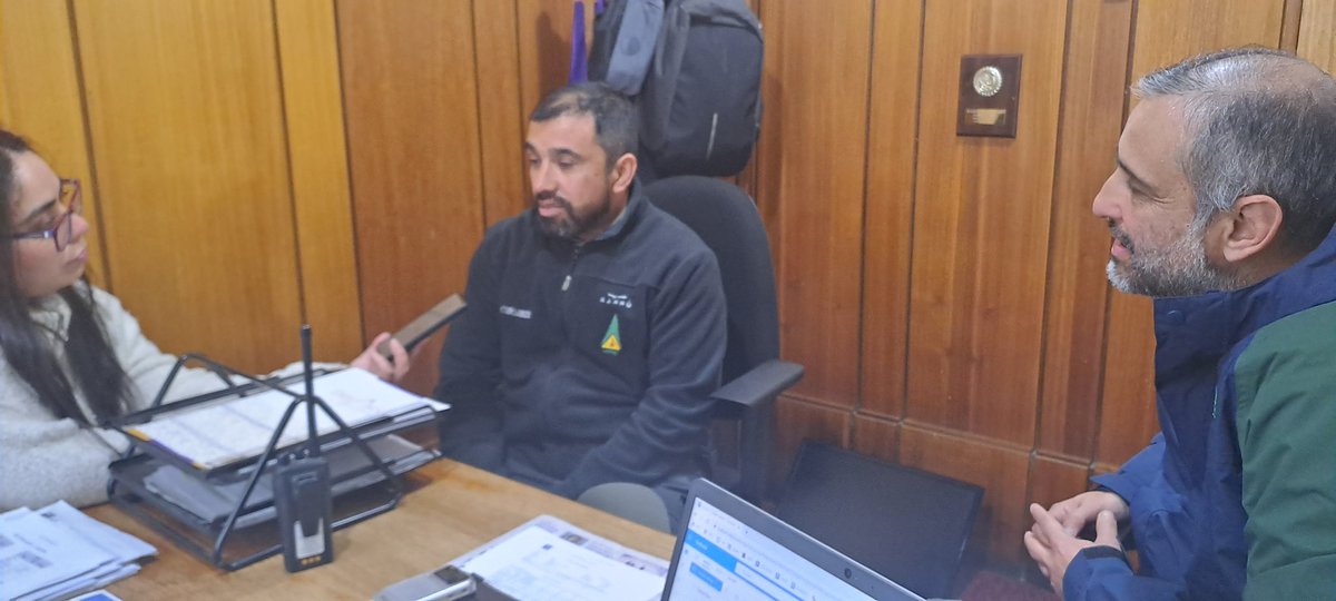 conaf_losrios's tweet photo. 🔵 VALDIVIA | Entrevista en @biobio #LosRios al colega Héctor Lobos,  quién participó en la misión #CONAF que viajó hasta Canadá al combate de incendios forestales. 

✔️El director regional Arnoldo Shibar conversó sobre lo que se viene para la nueva temporada en la región. https://t.co/nBAVGILjoU