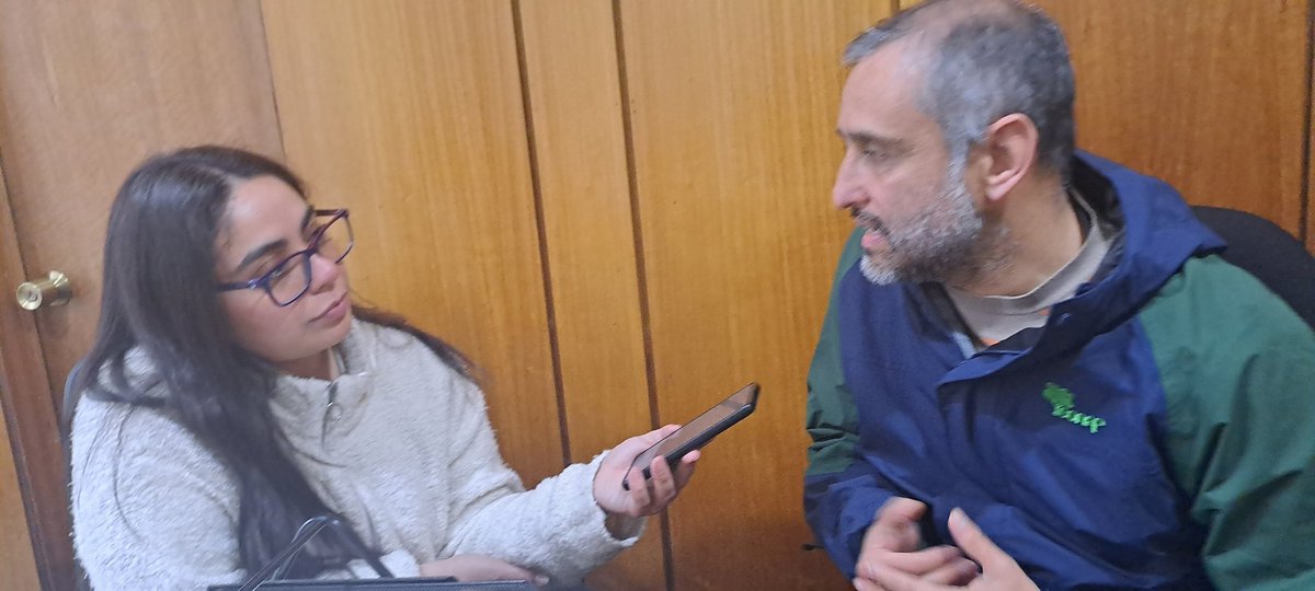 conaf_losrios's tweet photo. 🔵 VALDIVIA | Entrevista en @biobio #LosRios al colega Héctor Lobos,  quién participó en la misión #CONAF que viajó hasta Canadá al combate de incendios forestales. 

✔️El director regional Arnoldo Shibar conversó sobre lo que se viene para la nueva temporada en la región. https://t.co/nBAVGILjoU