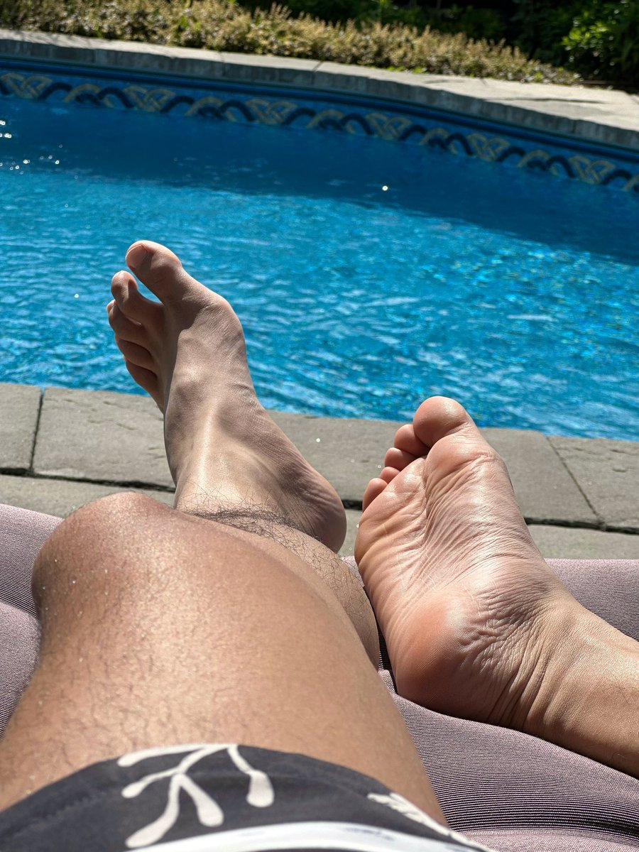 henry75368492's tweet photo. pool day 
#malefeet #malefoot #gayfeet
@suprememalefeet @gayfootjack @geckonk https://t.co/mmH6tCvzQm