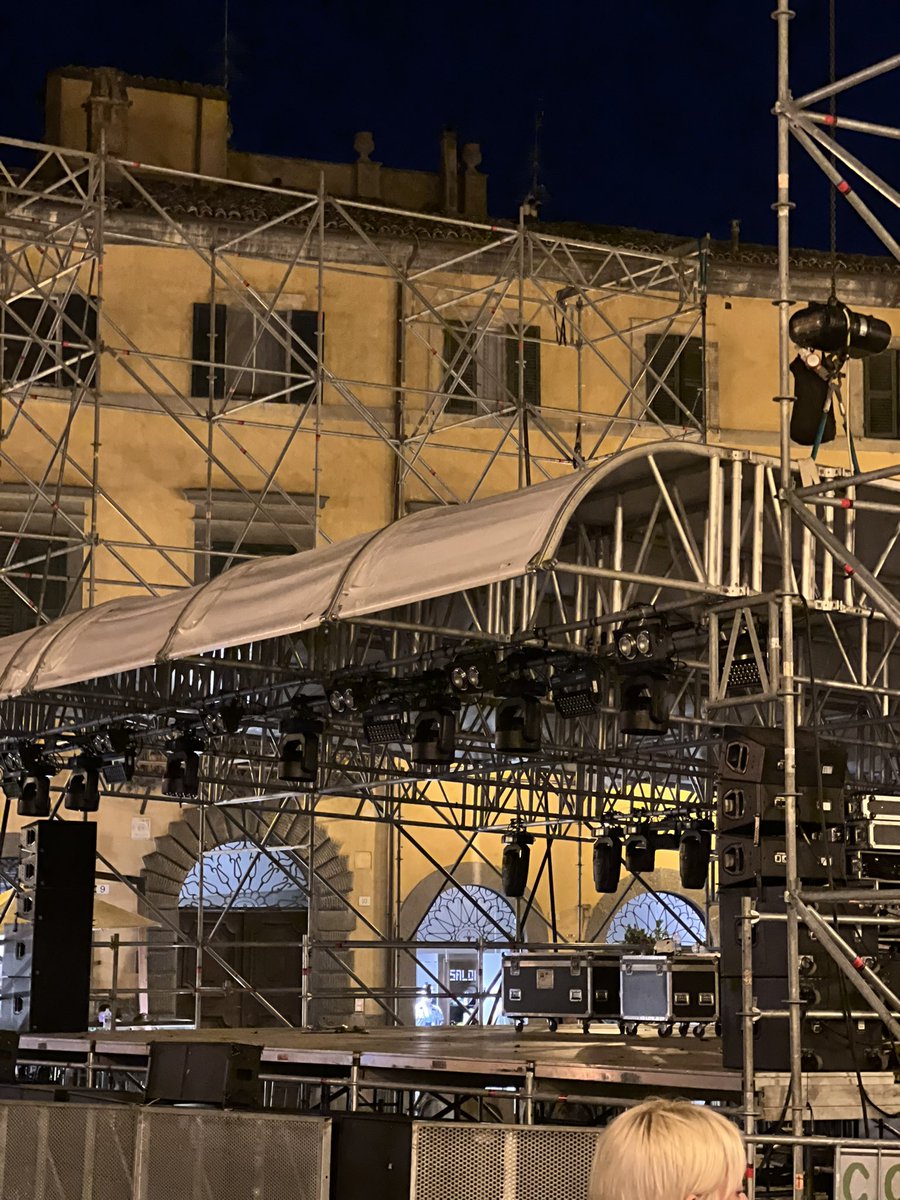 dancingaiaa's tweet photo. Piango se ripenso che ad agosto, 10 anni fa, si avverava il mio sogno.. quello di vederti per la prima volta nella mia città 🥹 imballavamo l’Italia ricordi? Ne è passato di tempo.. ma in fondo siamo sempre noi ❤️ un pó cresciuti, ma pur sempre noi.. ti voglio bene Fedone @Fedez https://t.co/6VWS9gCeIt