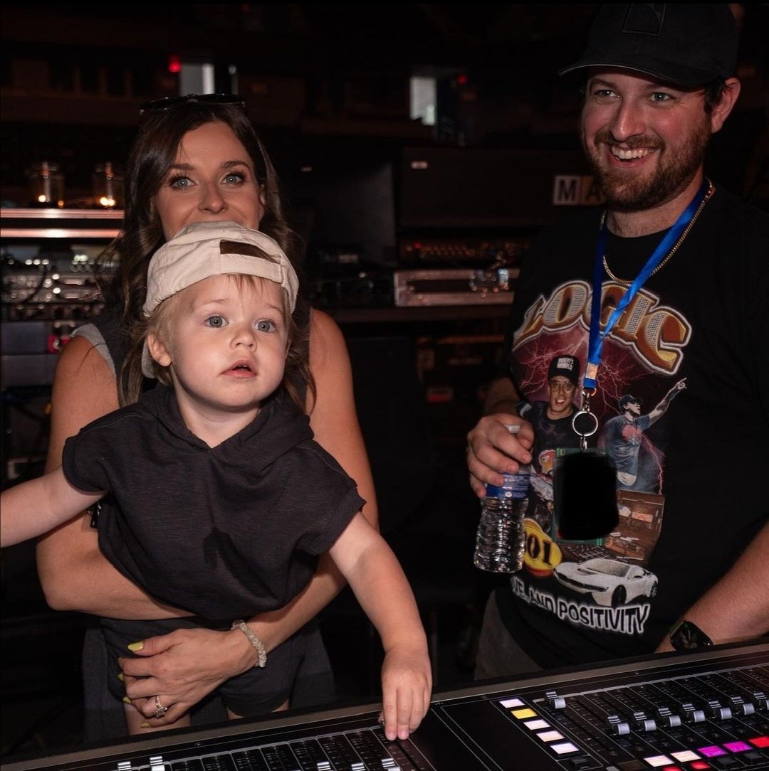 These photos tell a lot.... Bridgette, Beckham and Nate's family are all together in his home state. And also Beckham's first show 🥺🖤 #HOPEtour