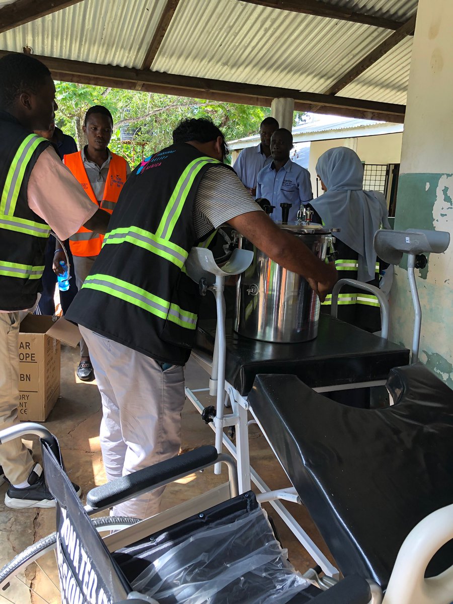 We are honoured to be in a trusted position that enabled us carry out such #sustainable project.
#Autoclave #Deliverybed #hospitalbed #labmicroscope and #wheelchair were donated at GMG community hospital.
Let us support Community Empowerment, for it is these communities that grow