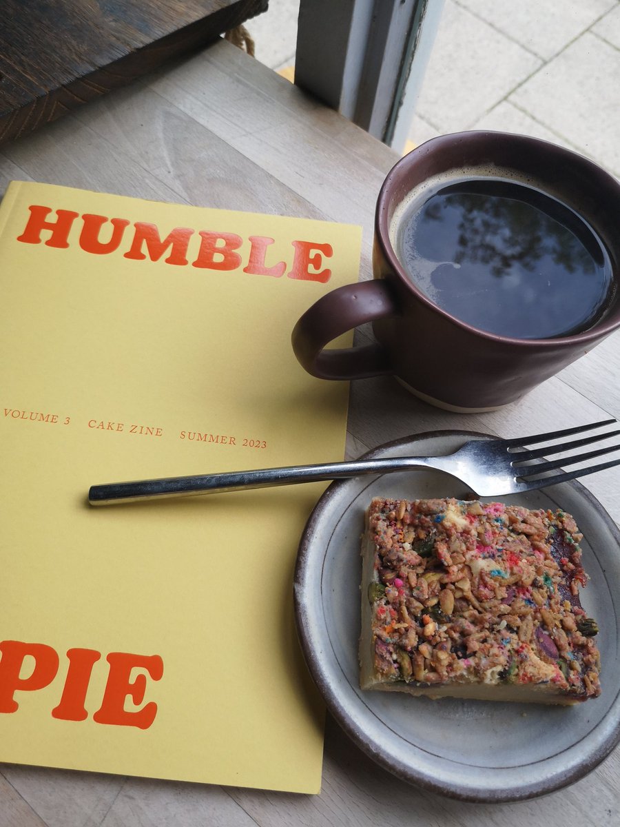 burb58's tweet image. A strawberry &amp;amp; pistachio blondie was the perfect accompaniment to the new Cake Zine.
#stackmagazines