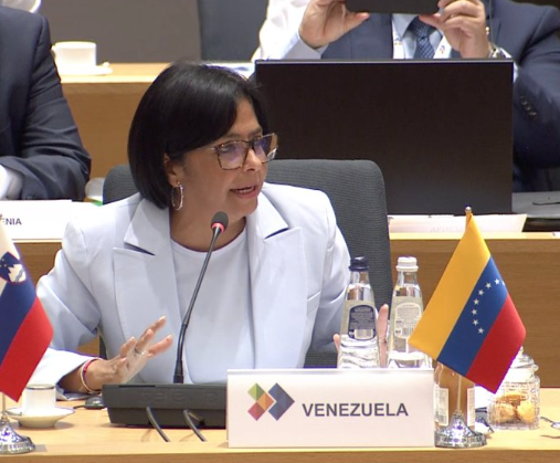 𝙉𝙤𝙩𝙞𝙘𝙞𝙖 𝙄𝙣𝙩𝙚𝙧𝙣𝙖𝙘𝙞𝙤𝙣𝙖𝙡: #DelcyRodríguez en la #Cumbre #UE-#Celac: Aquí estamos dos bloques y creo que lo principal es corregir desequilibrios.

🌐 Facebook: Somos Ola Mirandina

🌐 Twitter: <a href="/OlaMirandina/">Ola Mirandina</a>

🖥️ Visita nuestro portal web: olamirandina.com/delcy-rodrigue…