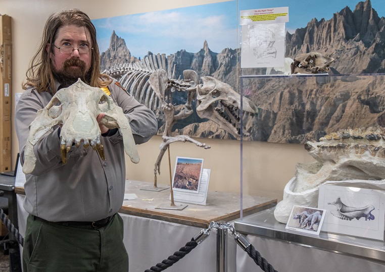 AgateFossilBeds's tweet photo. Badlands National Park Ranger and Paleontologist Ed Welsh joins the Agate Fossil Beds team this Saturday at 1pm!
Join us for his presentation, "Agate Fossil Beds and the Rise of the American Serengeti."
#MidwestNPS #MammalFossils #Paleontology #RangerPrograms https://t.co/xLP0H48na5