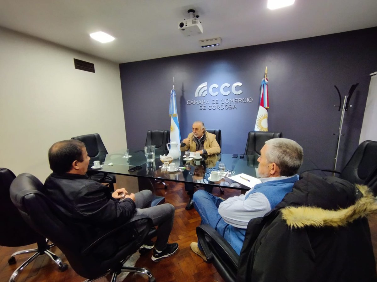 Camcomcba's tweet photo. Nuestro presidente, @JoseIViale, se reunió en la Cámara de Comercio con el secretario general adjunto de UOLRA (@LadrillerosArg) -Delegación Córdoba-, Leandro Vallejos, en un encuentro en el que se trataron temas de interés común. https://t.co/yyWvG6DYUa