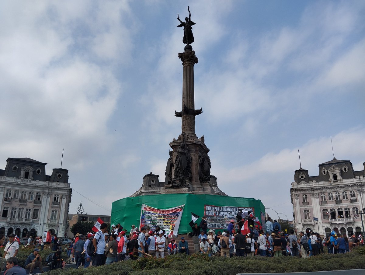 MARCOSPINOZASAL's tweet image. #latomadeLimaLaChispa reportando desde la Plaza Dos de Mayo en Lima Perú.