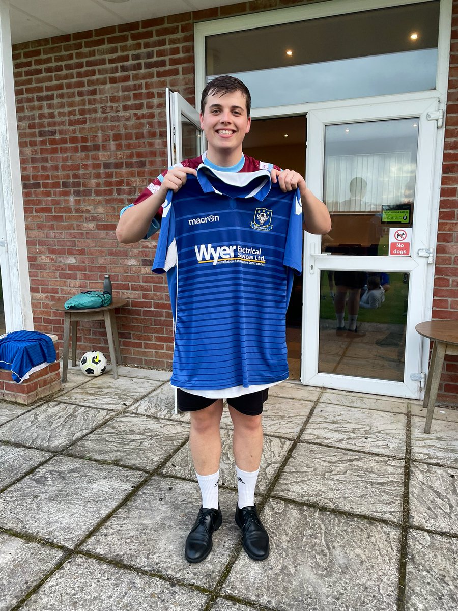BristonFC's tweet photo. ℕ𝔼𝕎 𝕊𝕀𝔾ℕ𝕀ℕ𝔾 | ✍🏼

Rio Meek officially joins on for the 23/24 season! Lovely footwear. 

#UTB 🐂 https://t.co/H8YbH8d00u
