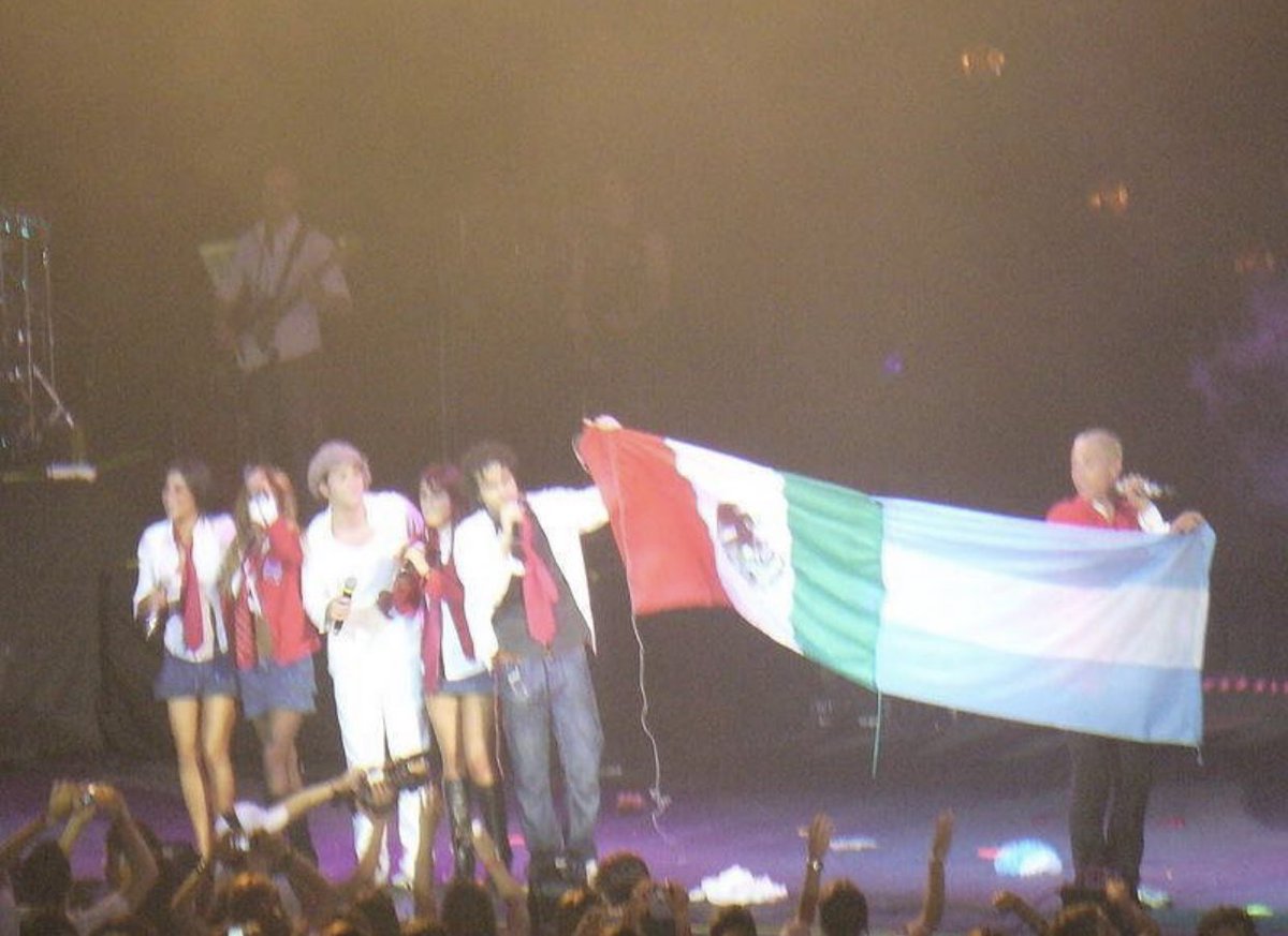 <a href="/livedaleplay/">Dale Play Live</a> Al Luna Park en 2008 para gritar YO DIGO R, TU DICES BD!❤️❤️❤️ <a href="/RBD_oficial/">RBD</a> <a href="/soyrebeldetour/">RBD</a> en Argentina 🇦🇷🇦🇷🇦🇷