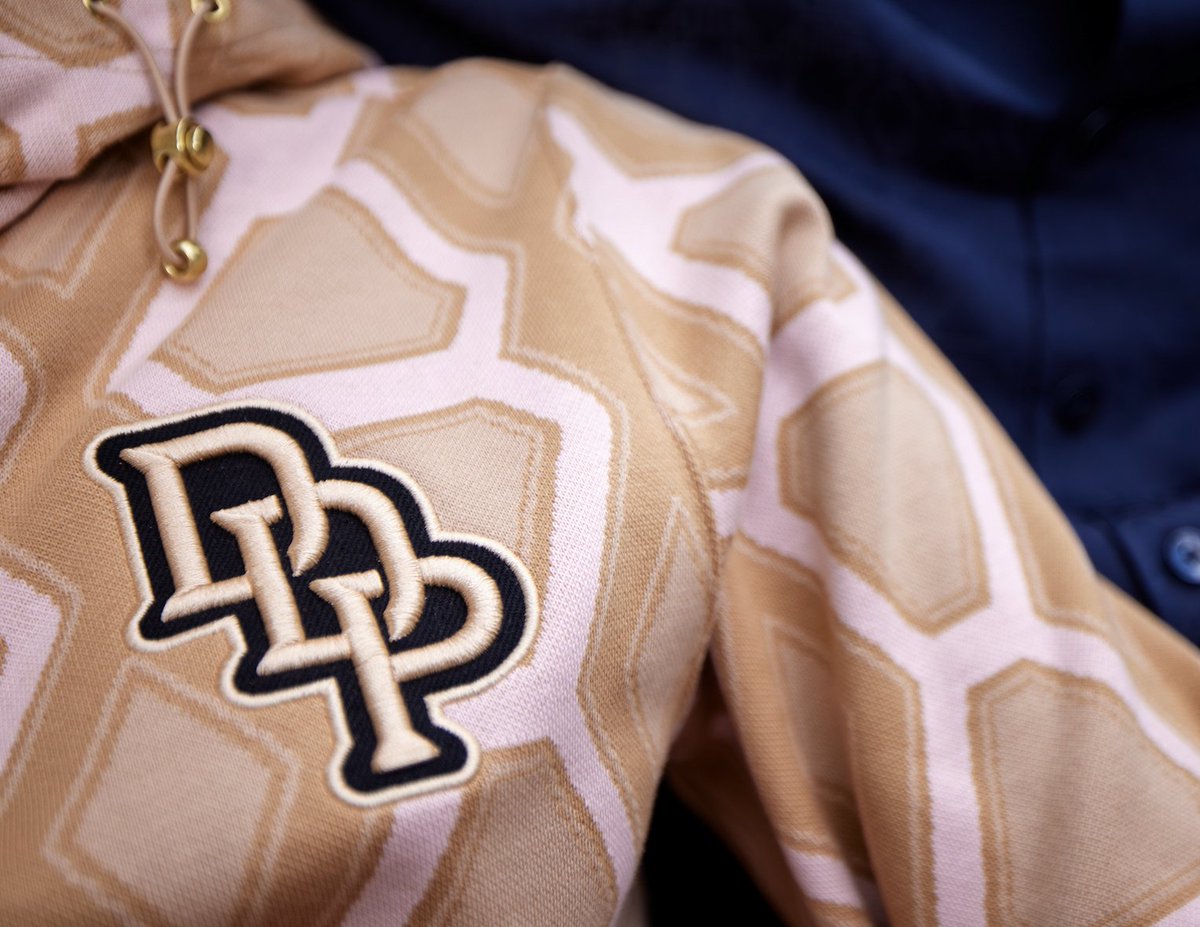 MeowMag's tweet image. #MEOWNews PUMA X DAPPER DAN ‼️ 
Una colab que eleva y destaca el match de calidad, estilo y originalidad, y que nos presenta el homenaje al legado del gran diseñador #DapperDan 🖤💥

Ya puedes encontrar la colección en PUMA Stores seleccionadas y en su tienda online.📱🫰🏼