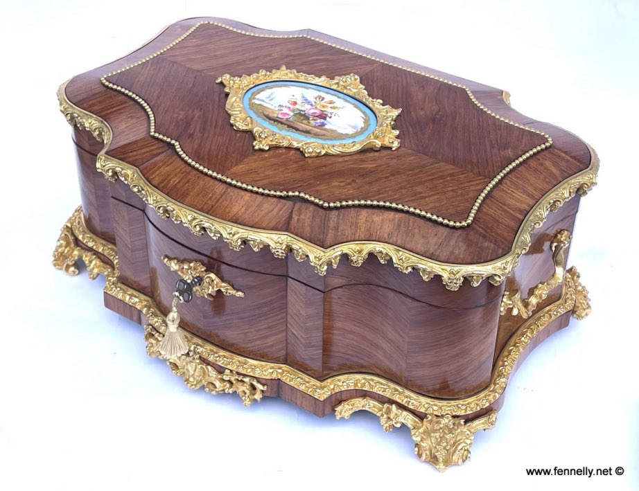 MartinFennelly's tweet photo. This is a stunning Kingwood Casket - Made by  Vervelle Audot of Paris Circa 150 years ago. It is large (43cm wide) and you can read more about it here at this link https://t.co/SLMZoM2wo4 #antiques #antiqueboxes #antiquecaskets https://t.co/ZQlFV0YQ4s