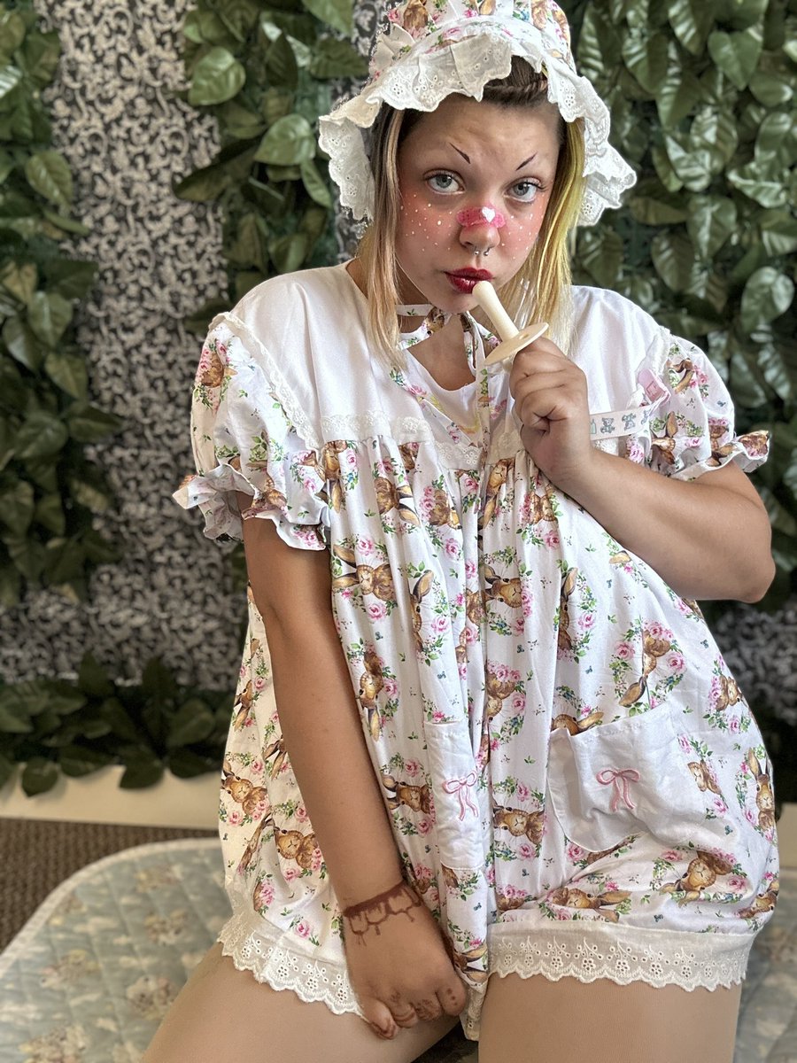winnithebratt's tweet photo. Won’t you join me live today on JFF?🥺

Live stream @ 3pm MST! Free for subscribers only https://t.co/dIc8dtF1cL