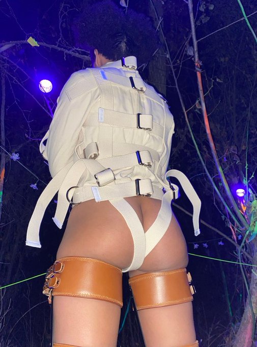 My new friend and fetish model @ArellaBell_ is going to Fetcon! Producers hit her up ✨ https://t.co/<a class="tags" href="/tag/arellabell_">@arellabell_</a>