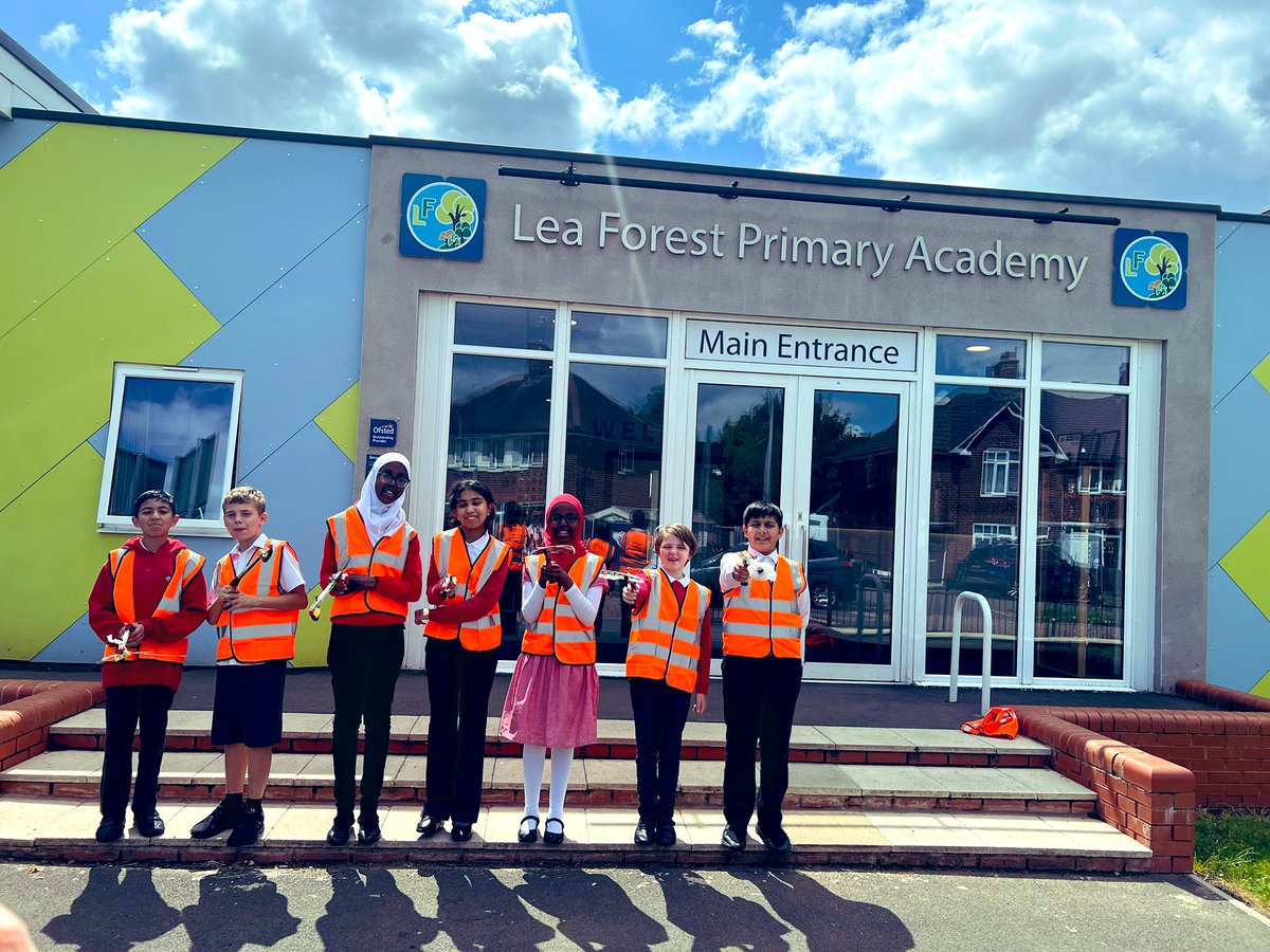 Lea_Forest_Lift's tweet photo. Thank you to @CllrMajid and @Cllr_Bridle for presenting the children of @lea_forest_aet with a full set of litter picking equipment 🚮 This was a bonus price for recently winning the #HodgeHill #GenerationEarthshot 👍🏼#Sustainability 🙌🏻 @BirminghamEdu @AETAcademies @liambyrnemp https://t.co/XgudUzM1AO