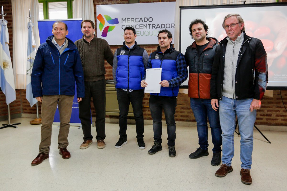 OmarGutierrezOk's tweet photo. Hoy junto al secretario de @AgriculturaAR, @JuanjoBahillo, recorrimos el Mercado Concentrador en el marco del acuerdo para ampliar su infraestructura a 3 naves y
🍎aumentar la oferta de productos
🚚el volumen de operaciones
📈generar más puestos directos e indirectos de empleos. https://t.co/O5RyQsDzGX