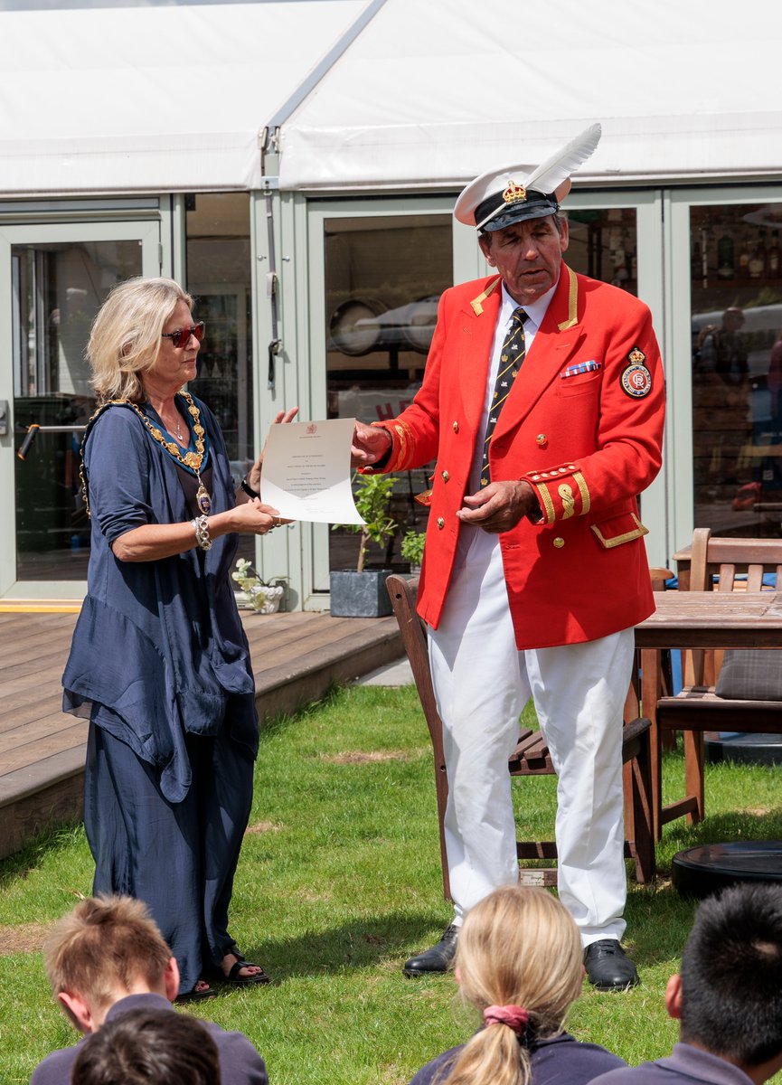 JohnMTippetts's tweet photo. Education is a very important part of #SwanUpping &amp; local schools are invited to meet the Swan Uppers. The Mayor of Henley presented a school with a certificate of attendance from the King's Swan Marker! The children also got to see 2 very young orphaned cygnets at close quarters https://t.co/gvocQwqys4