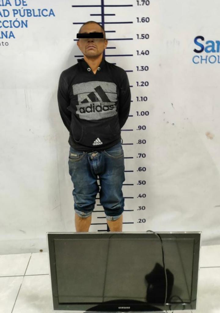 estado21_'s tweet image. #Reporte || Policías Municipales de la #SSPPC de San Andrés Colula detuvieron en la colonia Emiliano Zapata a Iván “N.”, de 33 años de edad, como presunto responsable de robo a casa habitación por llevarse una televisión de un domicilio.