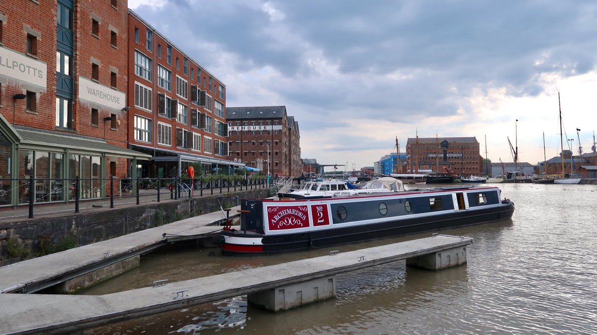 NarrowboatClips's tweet photo. @MarkEllisBowes Had some great meals at the Greek Restaurant by your moorings https://t.co/hSNf8wEr3Q