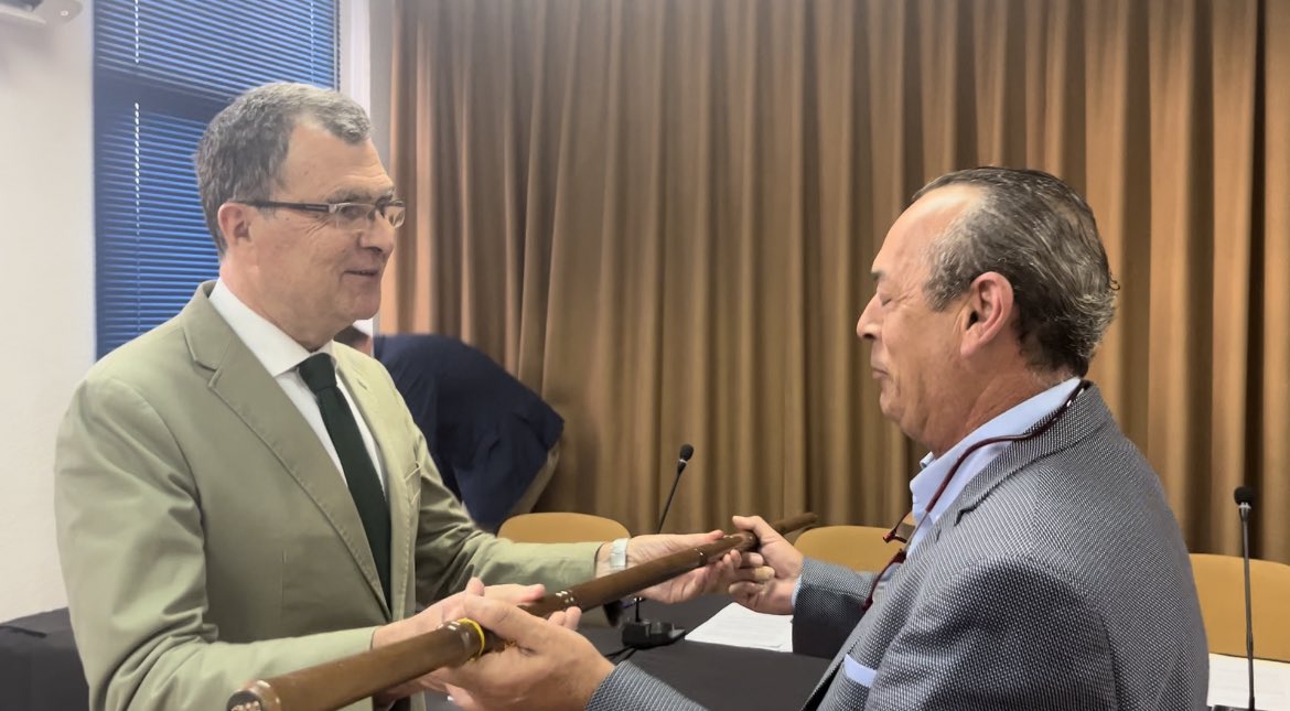 Ballesta_Murcia's tweet photo. Al servicio de tus vecinos, y de nadie más. Al servicio de tu pueblo, y de nada más. Con todos y contra nadie.

Francisco Esteban toma posesión como presidente de la Junta Municipal de Zarandona. https://t.co/vwkZWibvOh
