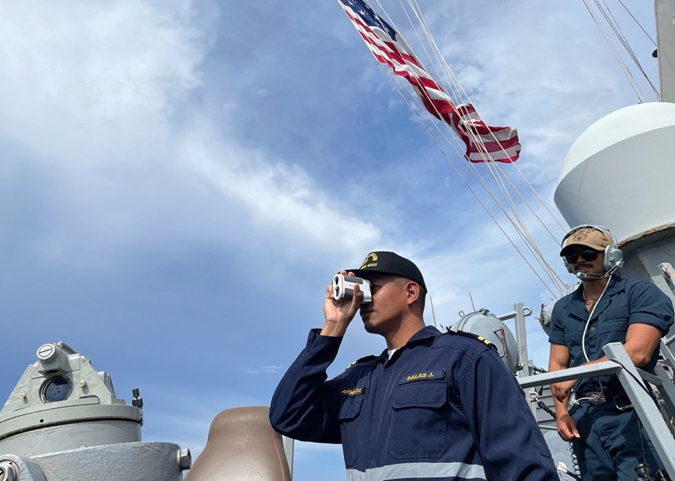 NAVSOUS4THFLT's tweet image. U.S. &amp;amp; partner nation Sailors operate aboard USS COLE DDG 67 during #UNITASLXIV the world’s longest-running maritime exercise, hosted this year by @ArmadaColombia. #MaritimePartnerships #Interoperability #Teamwork