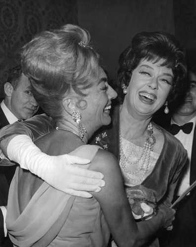 Joan Crawford and Rosalind Russell at the Golden Globes, Beverly Hilton in 1962 https://t.co/J09hlH4Y9m