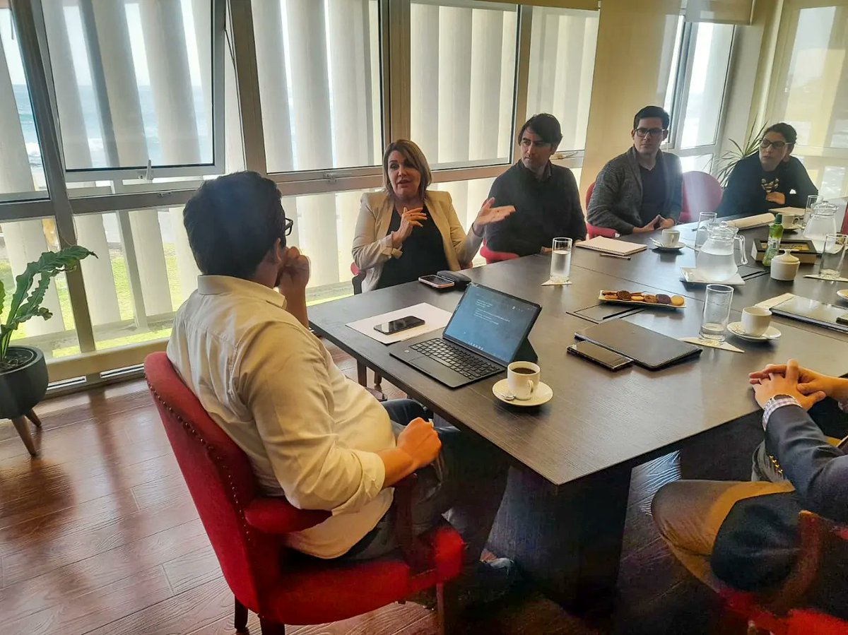 seremieduc01's tweet photo. #ReactivaciónEducativa | Seremi (s) Liliana Valenzuela y equipo técnico #Secreduc junto a @edu__iquique se reúnen con @DPRTarapaca @dquinterosr para abordar alternativas que permitan habilitar nuevos espacios educativos, con la finalidad de ampliar la cobertura escolar regional. https://t.co/Ra9rlUZpzp