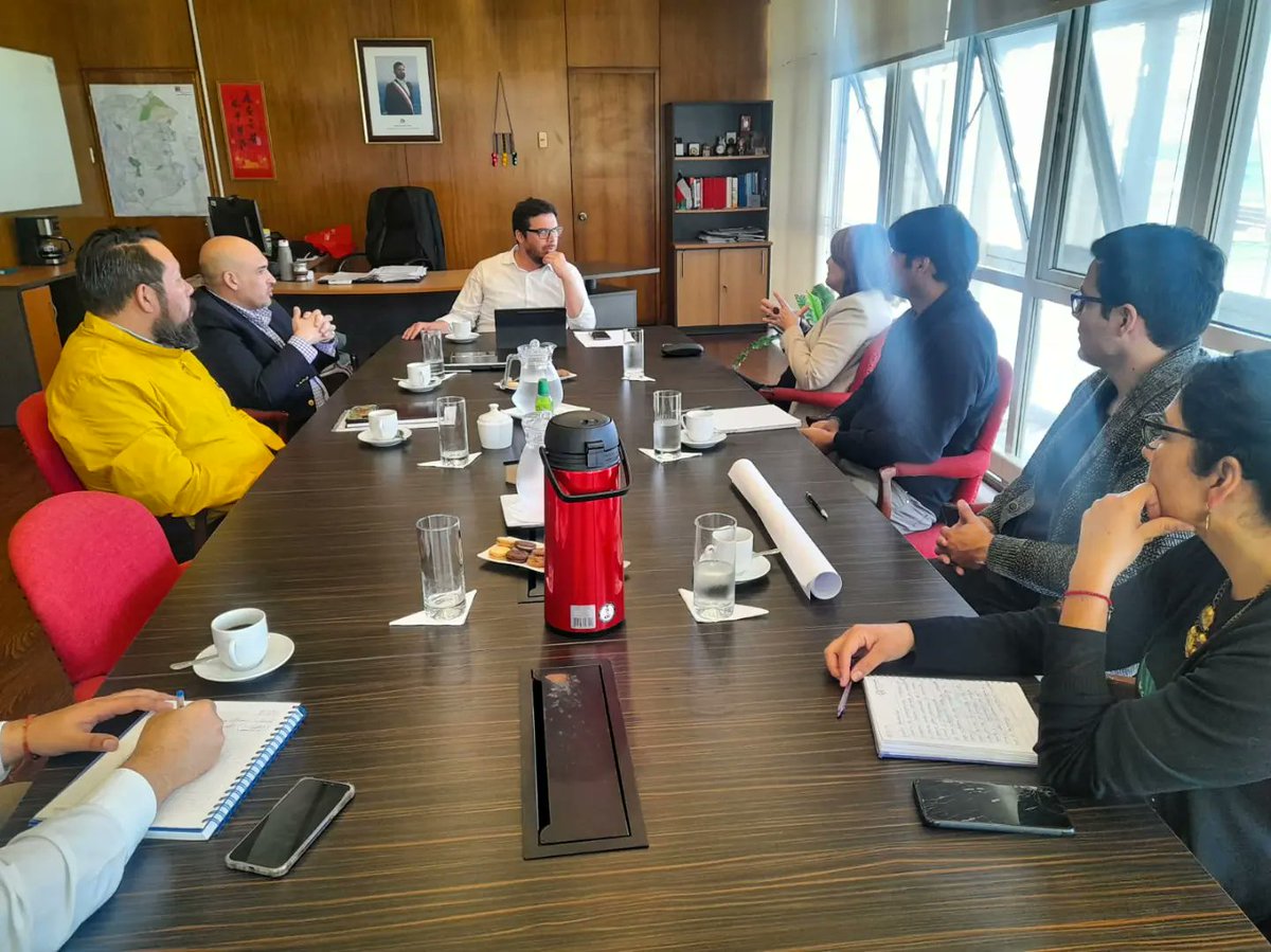 seremieduc01's tweet photo. #ReactivaciónEducativa | Seremi (s) Liliana Valenzuela y equipo técnico #Secreduc junto a @edu__iquique se reúnen con @DPRTarapaca @dquinterosr para abordar alternativas que permitan habilitar nuevos espacios educativos, con la finalidad de ampliar la cobertura escolar regional. https://t.co/Ra9rlUZpzp