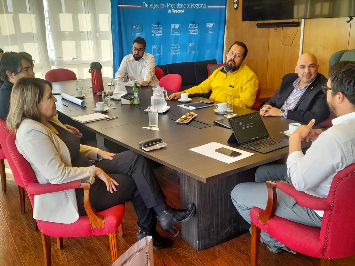 seremieduc01's tweet photo. #ReactivaciónEducativa | Seremi (s) Liliana Valenzuela y equipo técnico #Secreduc junto a @edu__iquique se reúnen con @DPRTarapaca @dquinterosr para abordar alternativas que permitan habilitar nuevos espacios educativos, con la finalidad de ampliar la cobertura escolar regional. https://t.co/Ra9rlUZpzp