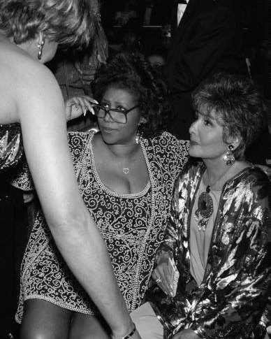 Aretha Franklin and Lena Horne talking to Tina Turner - 1993 https://t.co/dbvgNZA5Q2
