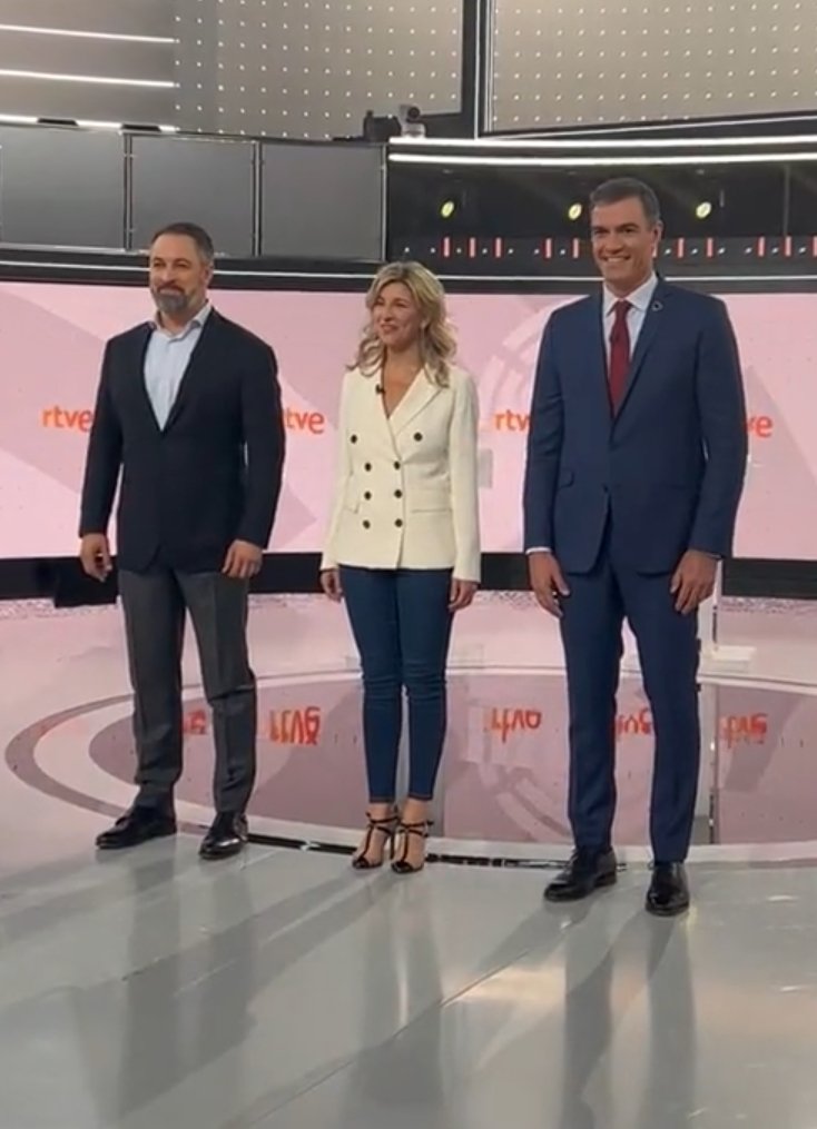 BenderOfuscado's tweet photo. #DebateFinalRTVE 

El debate   /   El del bote https://t.co/WMv3fAz1eG