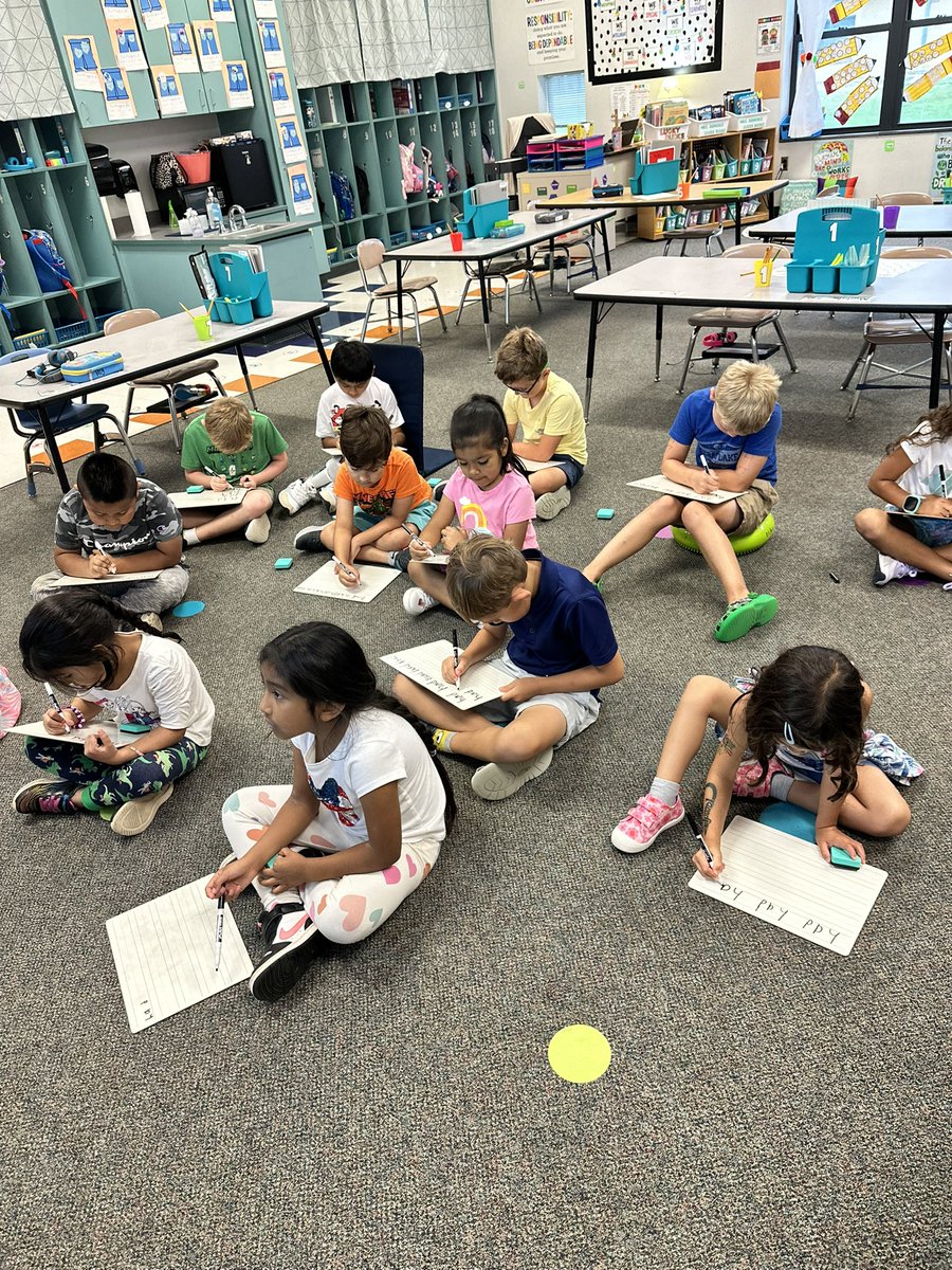 Our class is working hard during our whole group phonic lesson! <a href="/SalemElementary/">Salem Elementary</a> <a href="/MrsMDamore1st/">𝕄𝕖𝕒𝕘𝕒𝕟 𝔻𝕒𝕞𝕠𝕣𝕖</a>