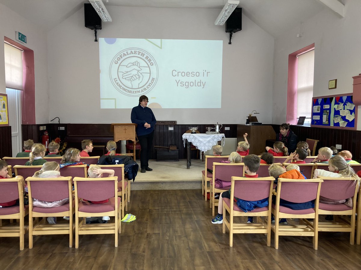YsgolOMEdwards's tweet photo. Diolch am y croeso cynnes i’r disgyblion Sylfaen yn yr Ysgoldy heddiw. Pnawn prysur iawn yn dysgu am waith @EglwysiLlanRhos yn yr ardal. https://t.co/FkfybTt9D5