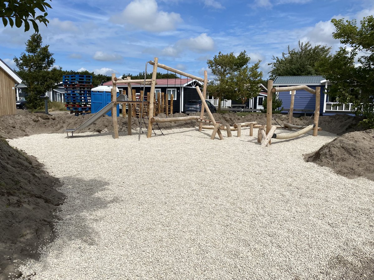 SpoelstrAmeland's tweet photo. Deze week is de terreininrichting bij de nieuwbouw van acht recreatiechalets op Vakantiepark Boomhiemke opgeleverd. Deze winter is het grondwerk uitgevoerd en de riolering aangelegd. De laatste maanden in een mooie samenwerking met Sandee Groen de terreininrichting aangelegd. https://t.co/MbKmxiYW9s
