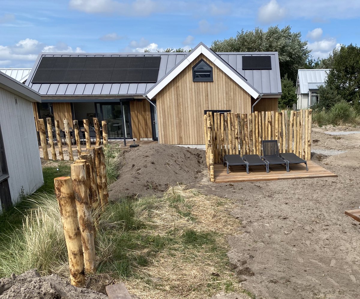 SpoelstrAmeland's tweet photo. Deze week is de terreininrichting bij de nieuwbouw van acht recreatiechalets op Vakantiepark Boomhiemke opgeleverd. Deze winter is het grondwerk uitgevoerd en de riolering aangelegd. De laatste maanden in een mooie samenwerking met Sandee Groen de terreininrichting aangelegd. https://t.co/MbKmxiYW9s