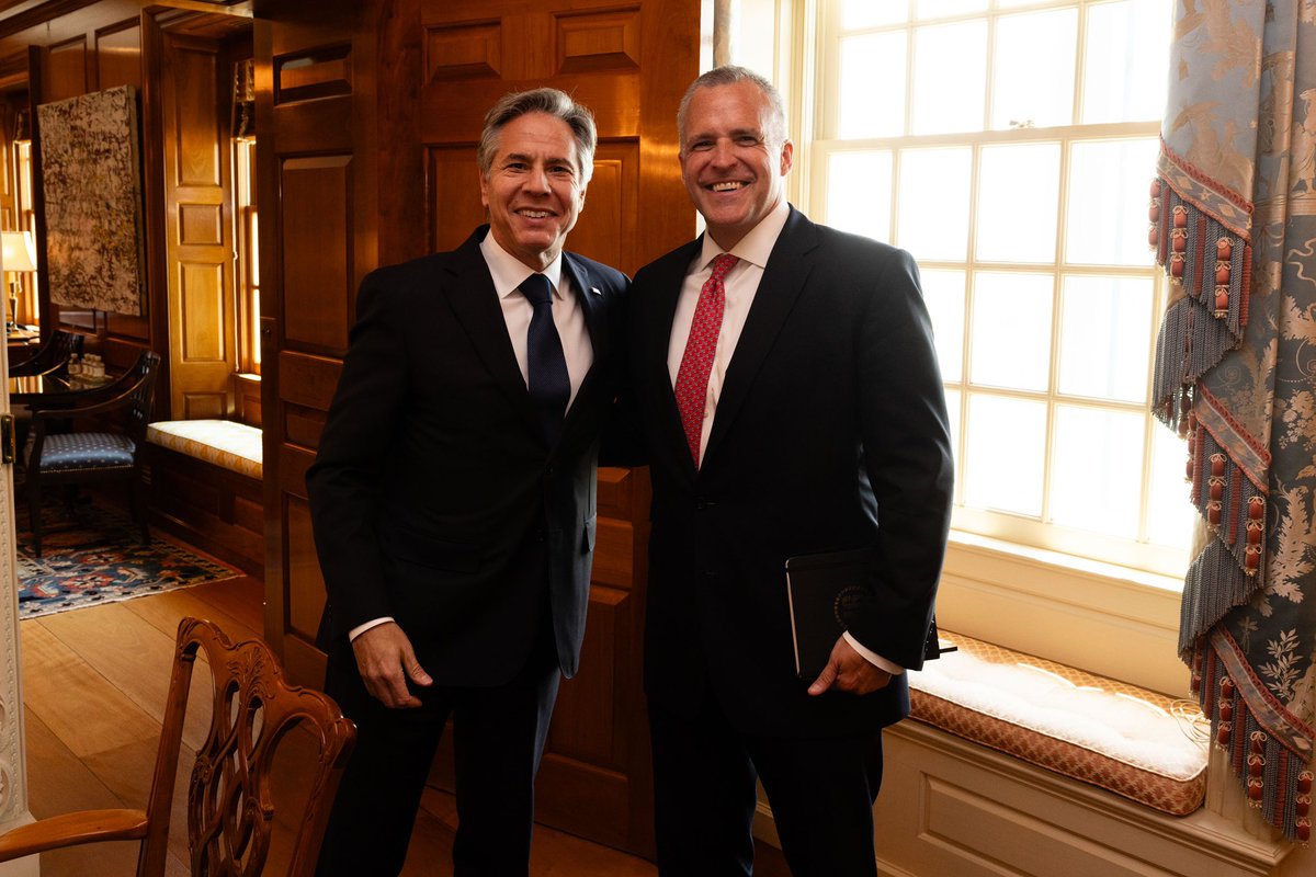 rufusgifford's tweet image. Bittersweet day as I bid farewell to one of the best bosses I have ever had

@secblinken it’s been the honor of a lifetime to serve at your @statedept 

I throw my heart at my job because I believe in it. That’s due to the amazing men &amp;amp; women I serve alongside. Thank you sir 🇺🇸❤️