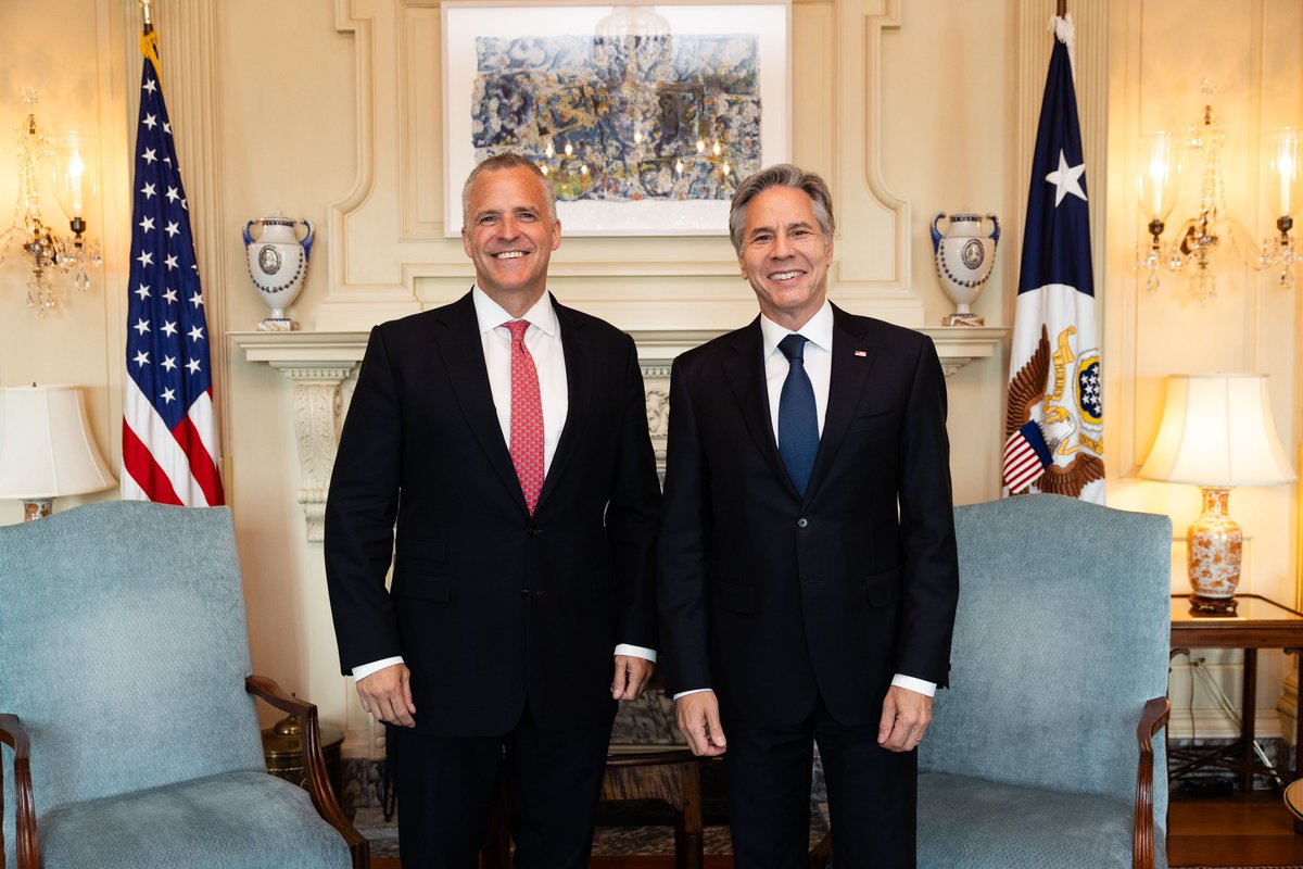 rufusgifford's tweet image. Bittersweet day as I bid farewell to one of the best bosses I have ever had

@secblinken it’s been the honor of a lifetime to serve at your @statedept 

I throw my heart at my job because I believe in it. That’s due to the amazing men &amp;amp; women I serve alongside. Thank you sir 🇺🇸❤️