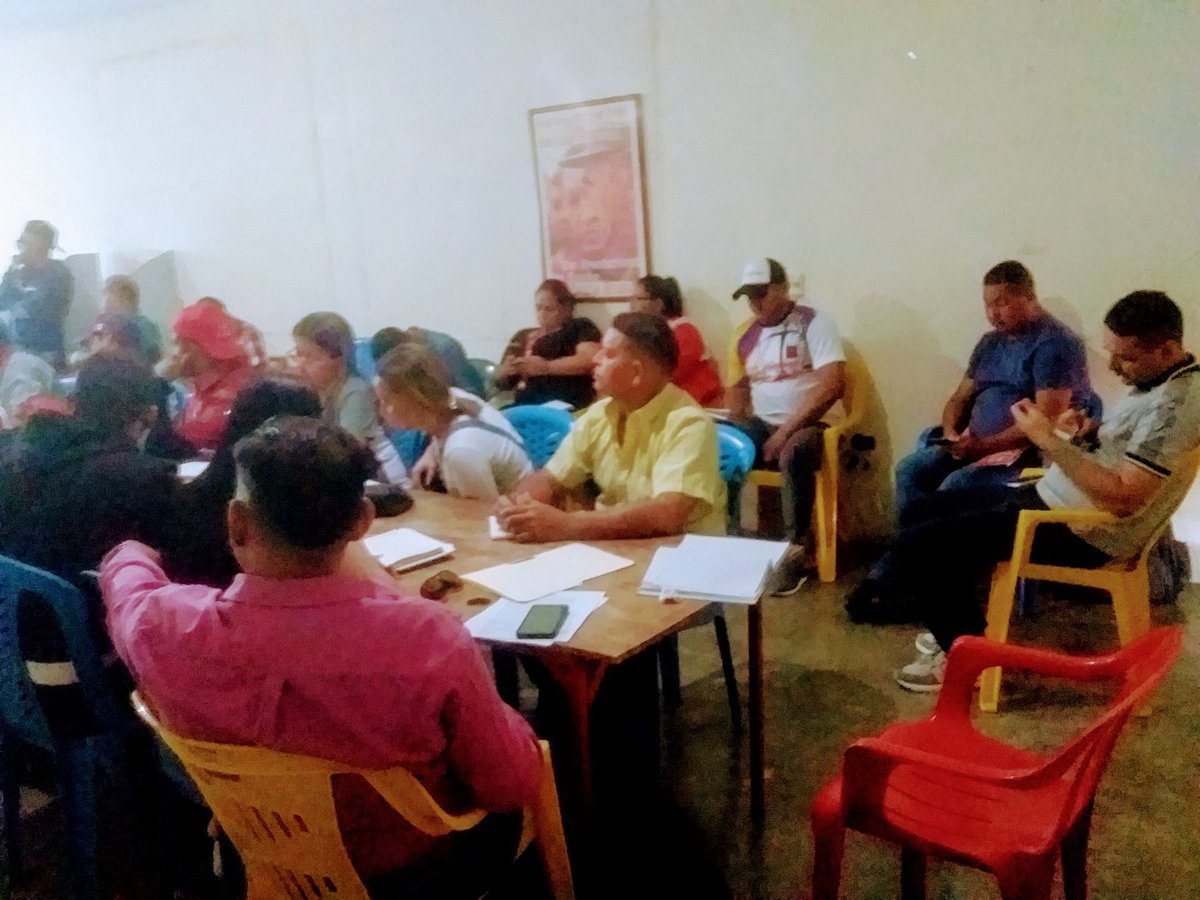 #DesdeCarora
¡¡¡En Movimiento!!!
Reunión del PSUV-Torres.
Al trabajo nadie le gana.

#PoesiaEsUnion