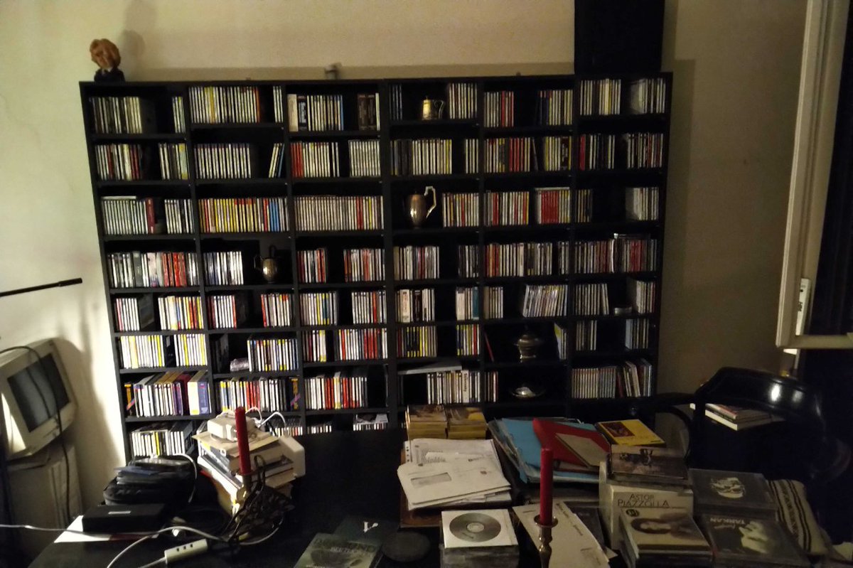 Ach übrigens, mein lieber @banane_at, deine zwei CD-Regale ham bissl Zuwachs bekommen.