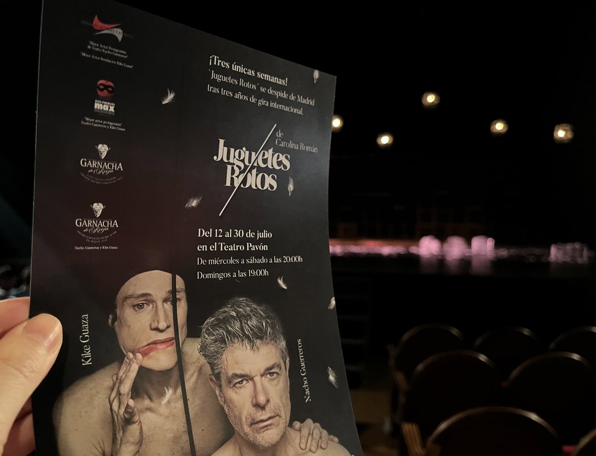 Juguetes rotos, un texto y un montaje que me ha cautivado y que recomiendo encarecidamente. Qué maravillosas interpretaciones de <a href="/nachoguerreros/">Nacho Guerreros</a> y <a href="/kikeguaza/">Kike Guaza</a> seduciéndonos con una naturalidad admirable desde las tablas del @ElPavonTeatro 💕🎭.