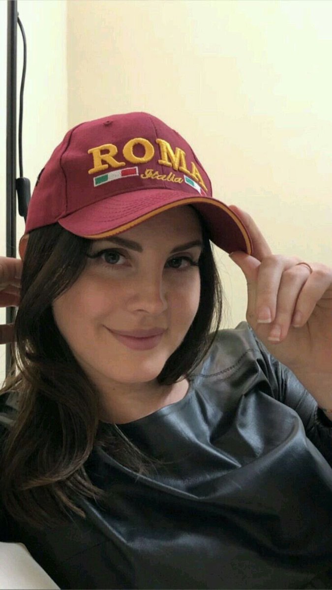 gabrimoonn's tweet photo. lana del rey https://t.co/VTmsN4g02z