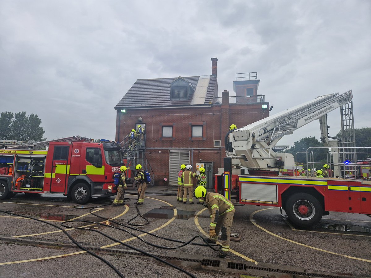 billsleyNYFRS's tweet photo. Top turn out in the rain for tonight's BA exercise @NorthYorksFire Training Centre.

Crews from @fire_huntington
@Nor_NYFRS Boroughbridge, Thirsk and Easingwold demonstrating good operational standards.

Well done CM Dan Thompson for planning and facilitating 👏🏻👍🏻 https://t.co/xRgKiuCmOR