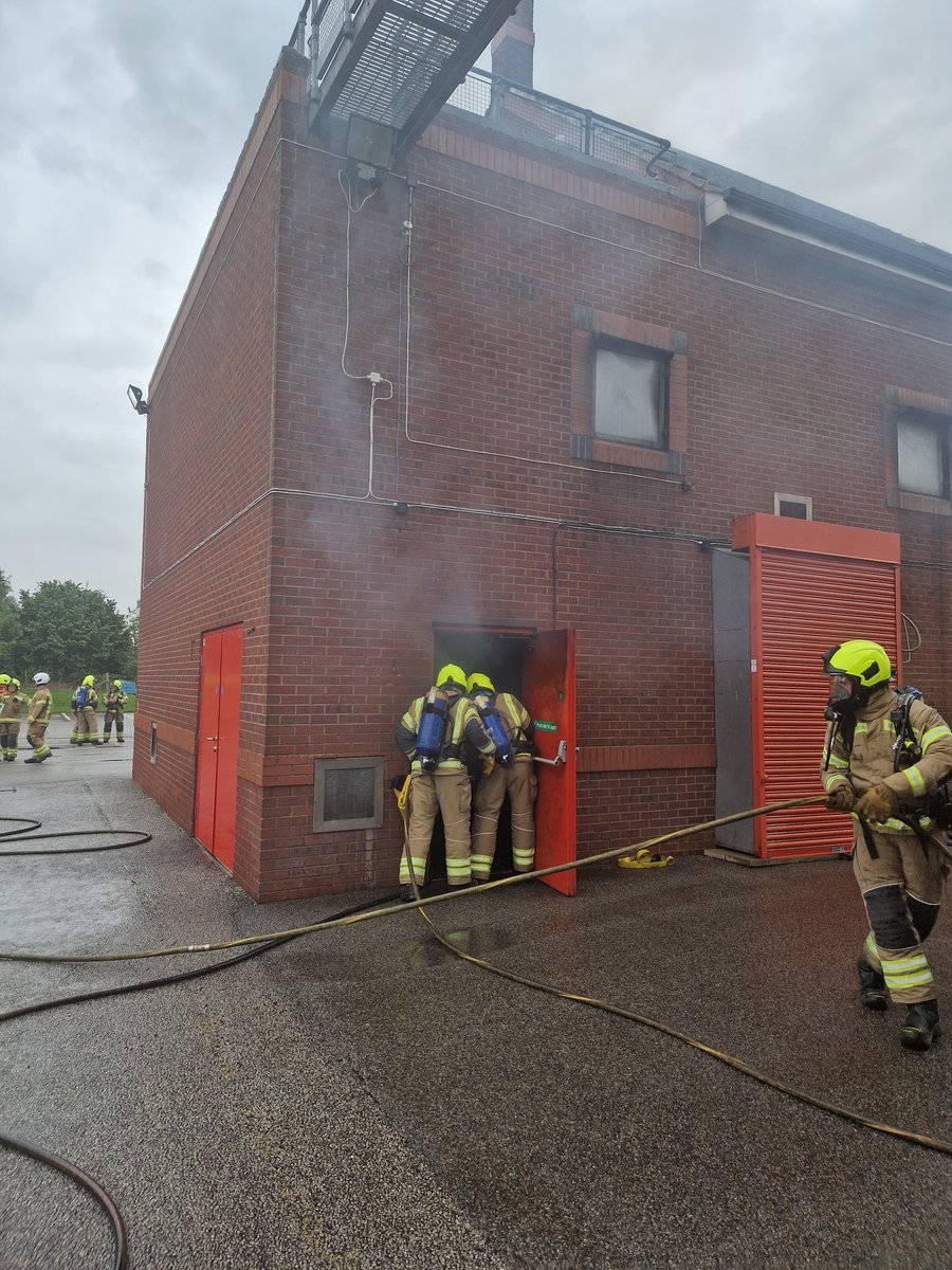billsleyNYFRS's tweet photo. Top turn out in the rain for tonight's BA exercise @NorthYorksFire Training Centre.

Crews from @fire_huntington
@Nor_NYFRS Boroughbridge, Thirsk and Easingwold demonstrating good operational standards.

Well done CM Dan Thompson for planning and facilitating 👏🏻👍🏻 https://t.co/xRgKiuCmOR