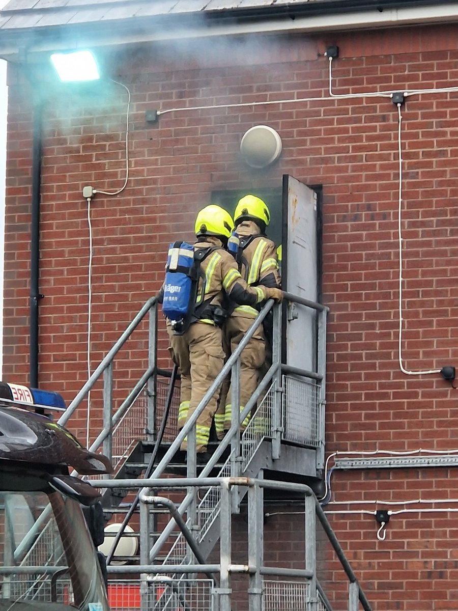 billsleyNYFRS's tweet photo. Top turn out in the rain for tonight's BA exercise @NorthYorksFire Training Centre.

Crews from @fire_huntington
@Nor_NYFRS Boroughbridge, Thirsk and Easingwold demonstrating good operational standards.

Well done CM Dan Thompson for planning and facilitating 👏🏻👍🏻 https://t.co/xRgKiuCmOR