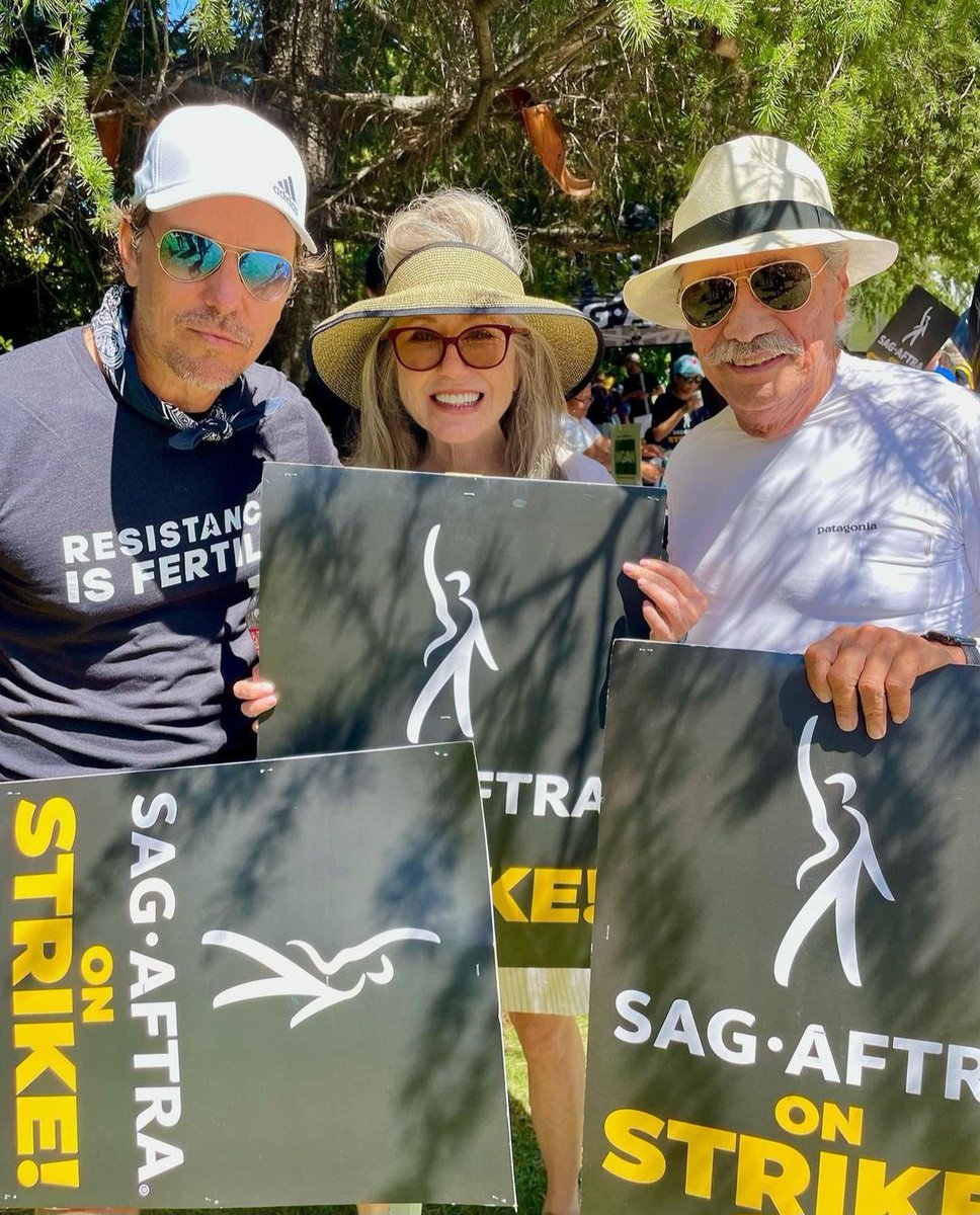 MaryMCDSmiles's tweet image. Another of the BSG fam! 
#MaryMcDonnell #EdwardJamesOlmos #MichaelTrucco

📸: Michael Trucco IG