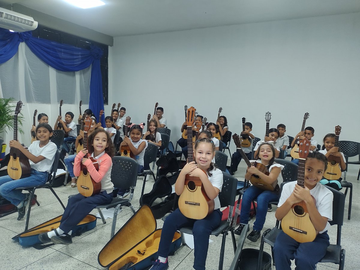 uptlara's tweet photo. #EnFotos📸|| En el marco de la celebración de los #13AñosUptaeb se inauguró el Aula de Música del Módulo UPTAEB, uno de los momentos mas emotivos cuando se unieron las voces del Ensamble Lara Somos con la interpretación de nuestros niños para interpretar Venezuela.

#UptaebActiva https://t.co/kPX2VLZS3L