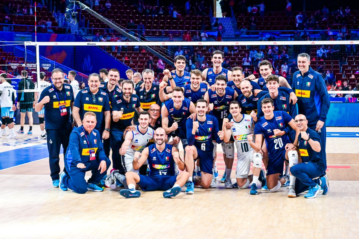 Luca_Muzzioli's tweet photo. Comunque vada questo è uno dei GRUPPI più belli della storia dell'Italvolley.  In armonia, omogeneo, senza stelle, tutti stelle. 
Un mix tra la sicurezza dai titoli mondiale/europeo vinti e la determinazione di chi deve ancora vincere qualcosa.
 #LaNazionale #VNLFinals #VNL2023 https://t.co/QLqQ1wPx9a