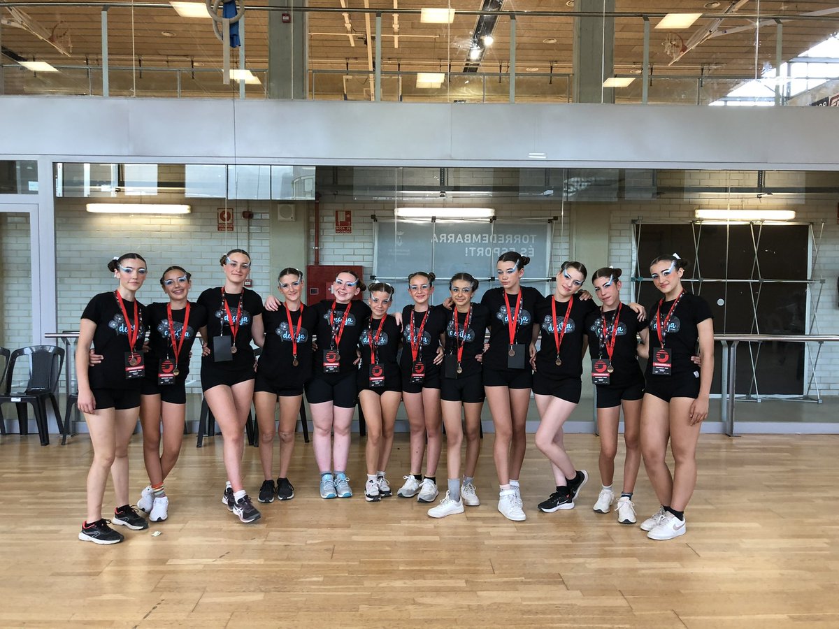 CpCelra's tweet photo. El passat diumenge es va celebrar el campionat de Catalunya de Xou Promoció a Torredembarra. El nostre xou petit va obtenir la 9ena posició d’entre 16 participants amb molt de nivell! Enhorabona per tot el que heu aconseguit aquesta temporada noies!🩵 https://t.co/wYb0dCjgKG