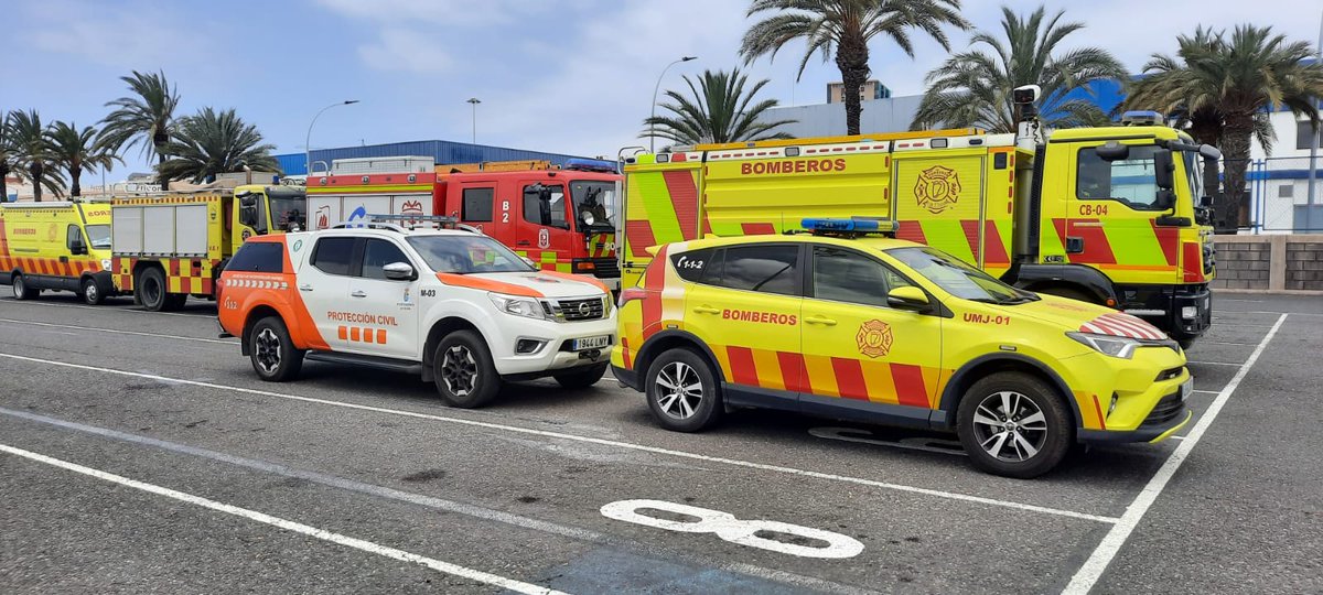 El equipo de emergencias de Fuerteventura regresa a casa tras ayudar en el control del incendio en #LaPalma . ¡Gracias a los 14 profesionales, incluidos dos efectivos de La Oliva, por su valiosa labor! 🚒🔥 #SolidaridadCanaria #IncendioLaPalma #GraciasHéroes