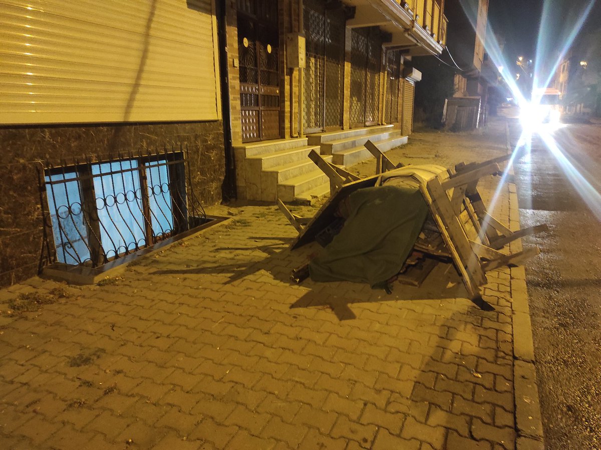 kriptoseco's tweet photo. @ArnavutkoyBel @akpartiistanbul @osmannnurika Kıymetli büyüklerimiz Hicret mah Aydoğdu sok. ta Çarşamba günleri kurulan pazarı istemiyoruz, bir gün önceden bıraktıkları yetmiyor gibi birde pazar sonrası bırakıyorlar ve temizlikte yapılamıyor her taraf soğan kabukları!!! https://t.co/Nt7WW21vcn